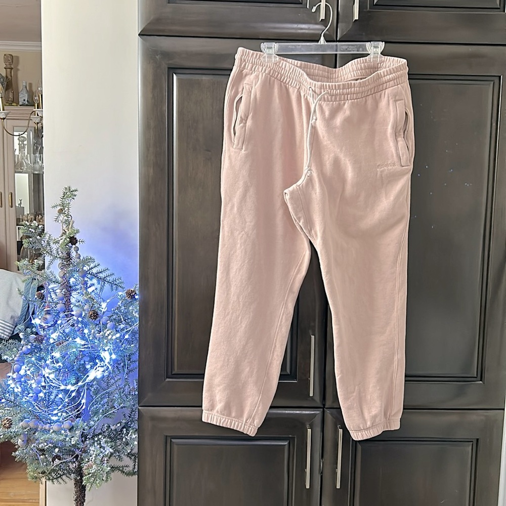 Roots gender neutral line sweats, unisex in pale pink